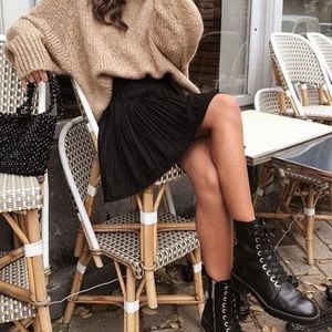 H&M Skirts - 🔥BOGO H&M Micropleated Black Skirt Size 6 H&M Skirts - 🔥BOGO H&M Micropleated Black Skirt Size 6